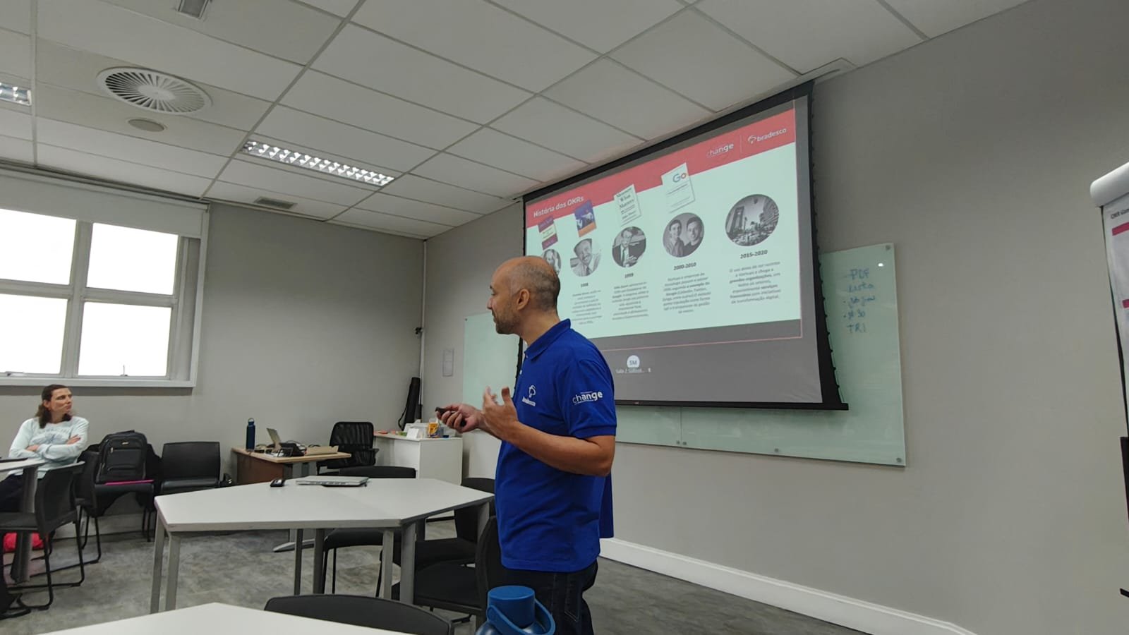 Instrutor apresentando a história dos OKRs para os Gerentes de Produto