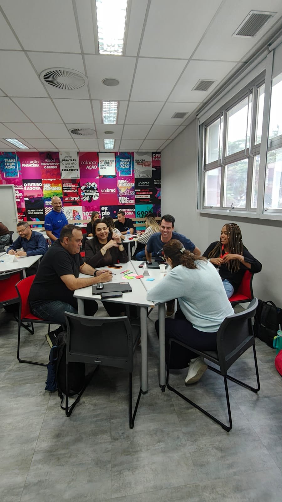 Dinâmica em grupo — times colaborando nos cases práticos